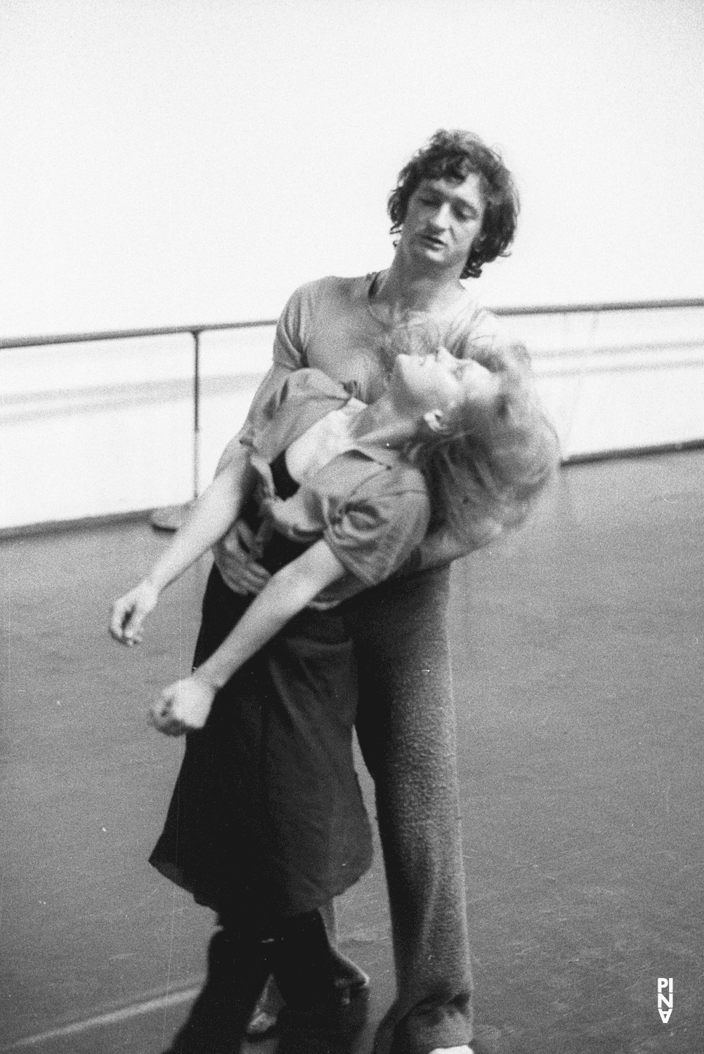 Marlis Alt et Jan Minařík dans « Barbe-Bleue. En écoutant un enregistrement sur bande magnétique de l’opéra de Béla Bartók « Le Château de Barbe-Bleue » » de Pina Bausch, saison 1976/77