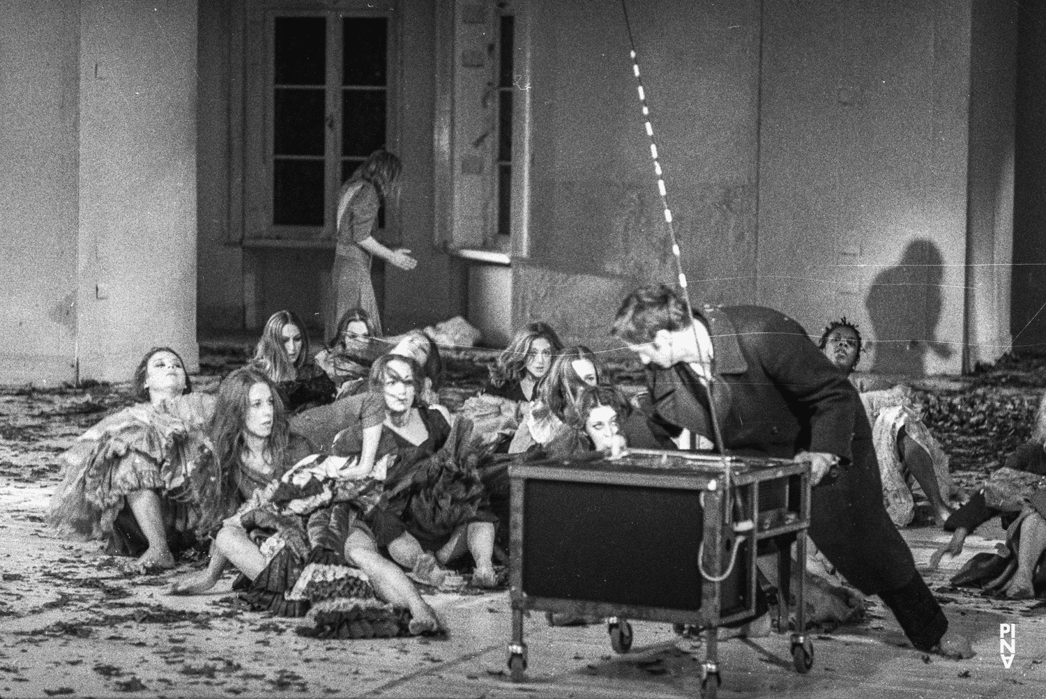 Photo de « Barbe-Bleue. En écoutant un enregistrement sur bande magnétique de l’opéra de Béla Bartók « Le Château de Barbe-Bleue » » de Pina Bausch