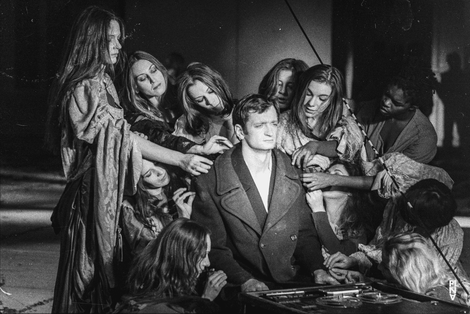 Photo de « Barbe-Bleue. En écoutant un enregistrement sur bande magnétique de l’opéra de Béla Bartók « Le Château de Barbe-Bleue » » de Pina Bausch