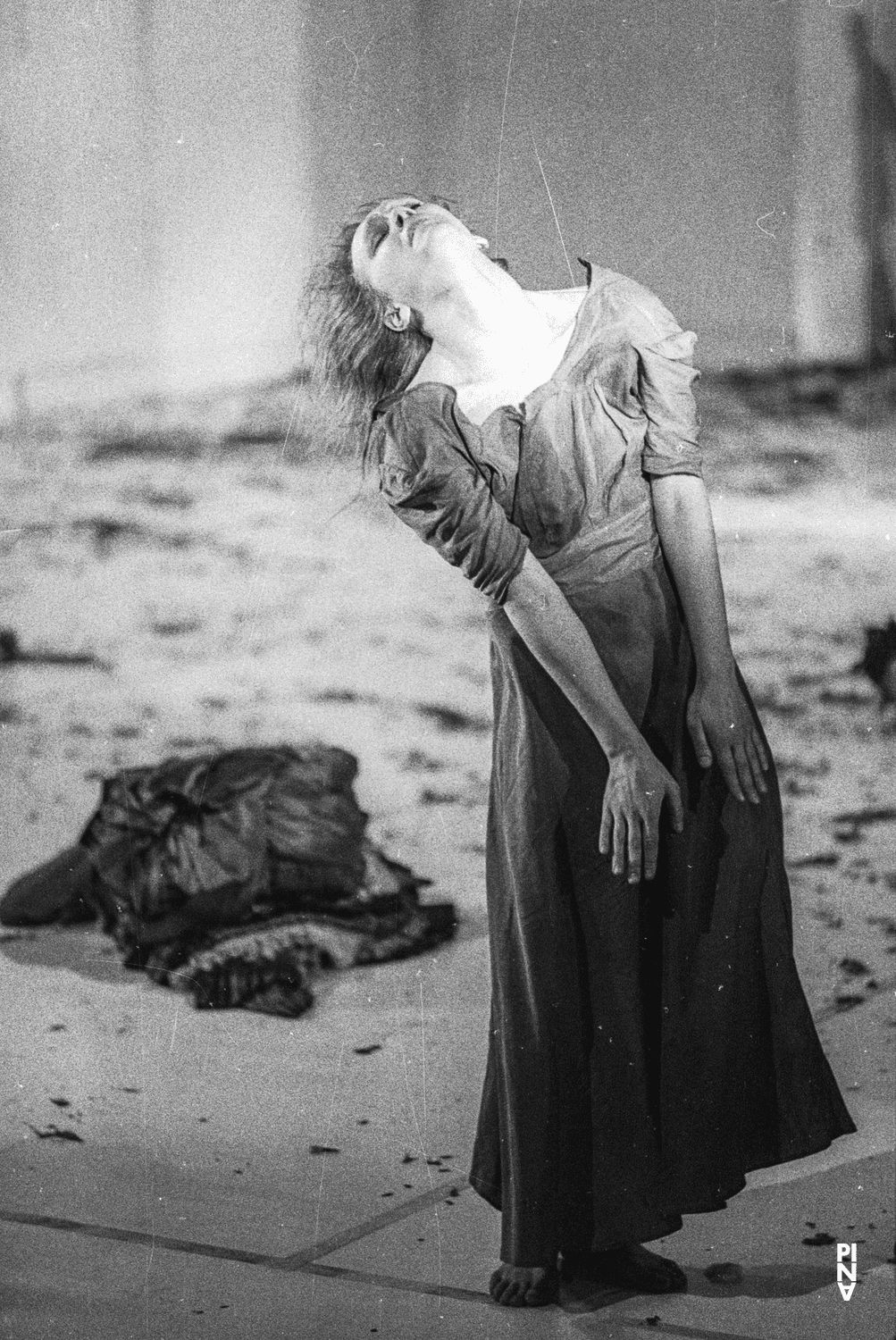 Marlis Alt dans « Barbe-Bleue. En écoutant un enregistrement sur bande magnétique de l’opéra de Béla Bartók « Le Château de Barbe-Bleue » » de Pina Bausch