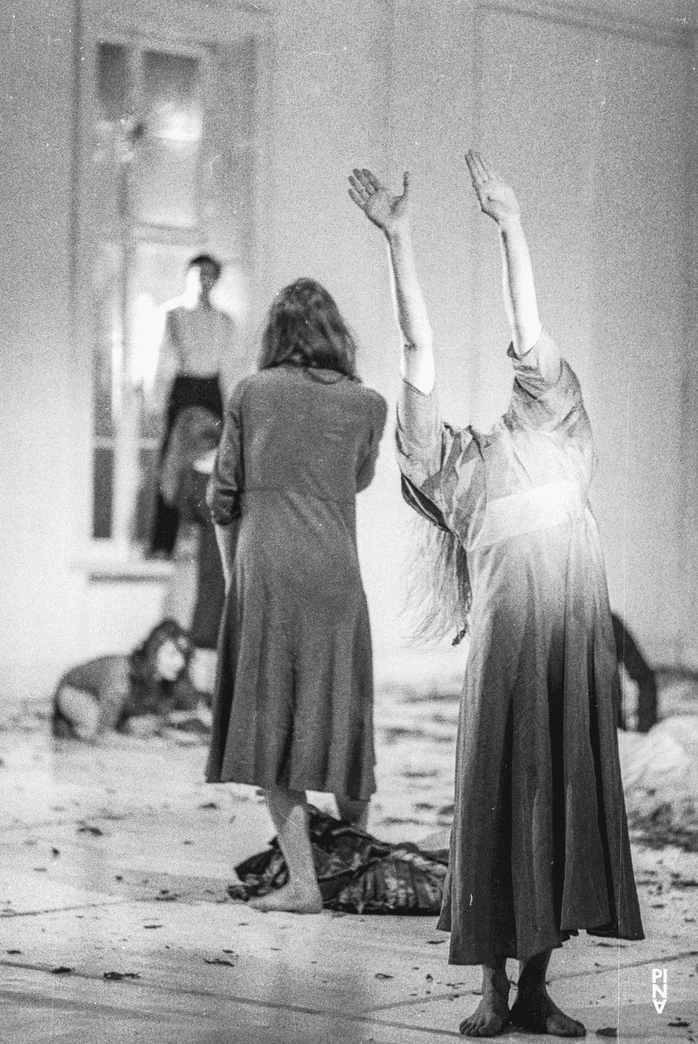 Marlis Alt dans « Barbe-Bleue. En écoutant un enregistrement sur bande magnétique de l’opéra de Béla Bartók « Le Château de Barbe-Bleue » » de Pina Bausch
