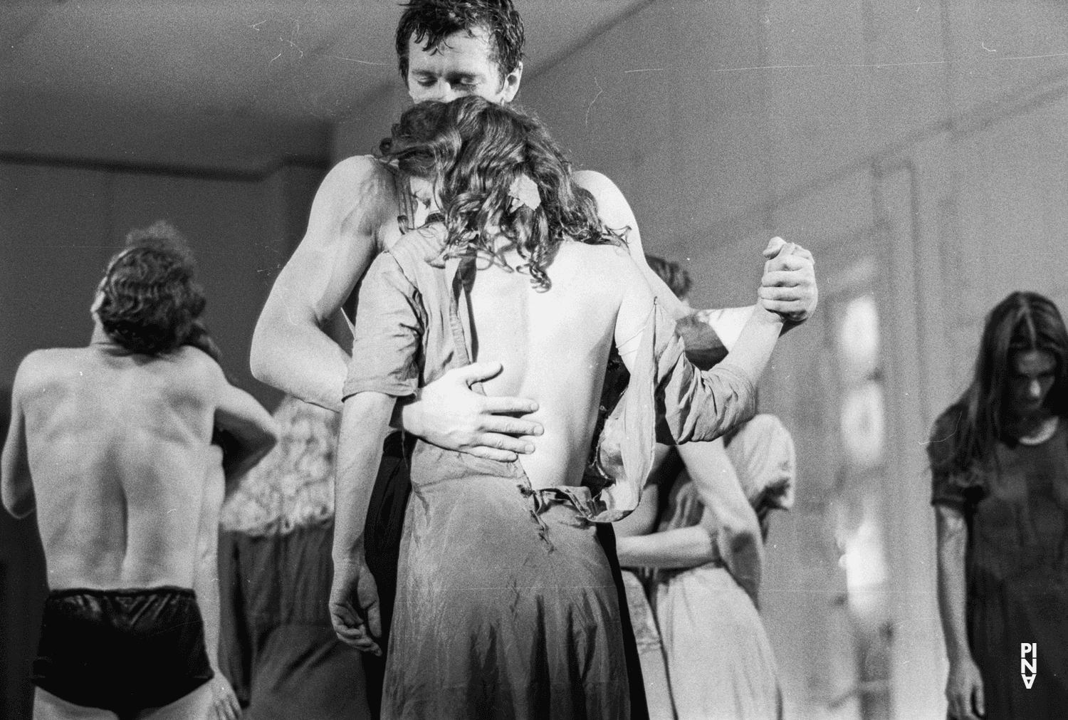 Jan Minařík und Colleen Finneran-Meessmann in „Blaubart.  Beim Anhören einer Tonbandaufnahme von Béla Bartóks Oper »Herzog Blaubarts Burg«“ von Pina Bausch