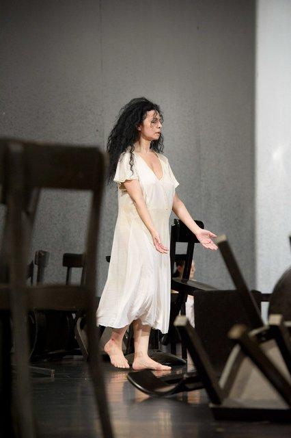 Aida Vainieri dans « Café Müller » de Pina Bausch avec Tanztheater Wuppertal à l'Opernhaus Wuppertal (Allemagne), 5 octobre 2011