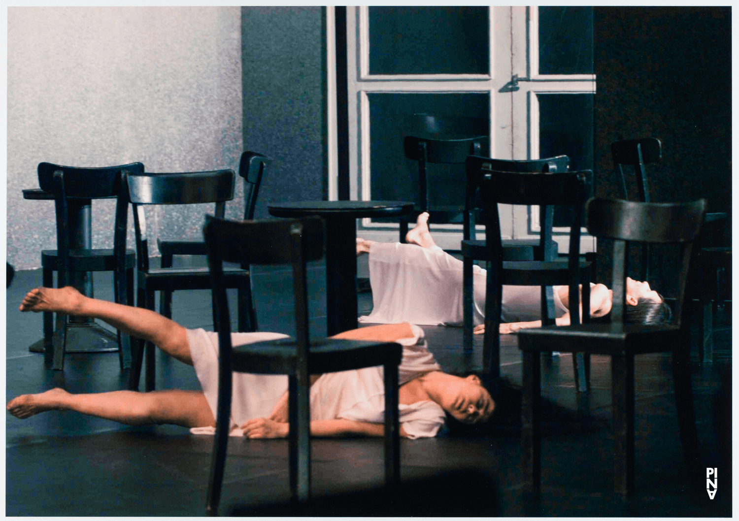 Aida Vainieri et Pina Bausch dans « Café Müller » de Pina Bausch