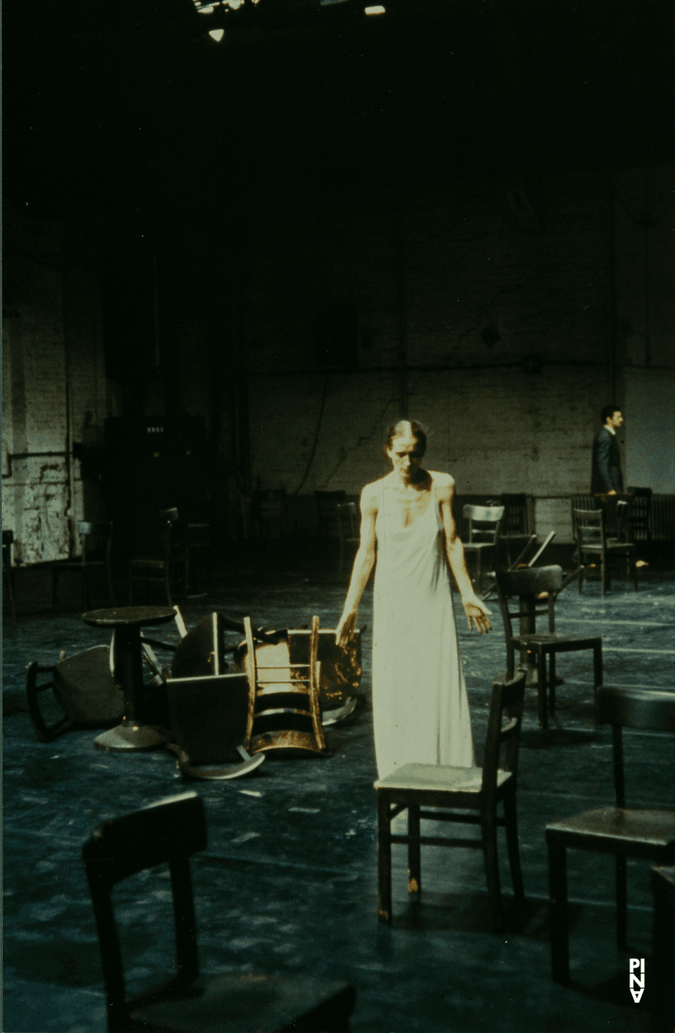 Pina Bausch und Jan Minařík in „Café Müller“ von Pina Bausch in der Kampnagelfabrik Hamburg, Spielzeit 1984/85