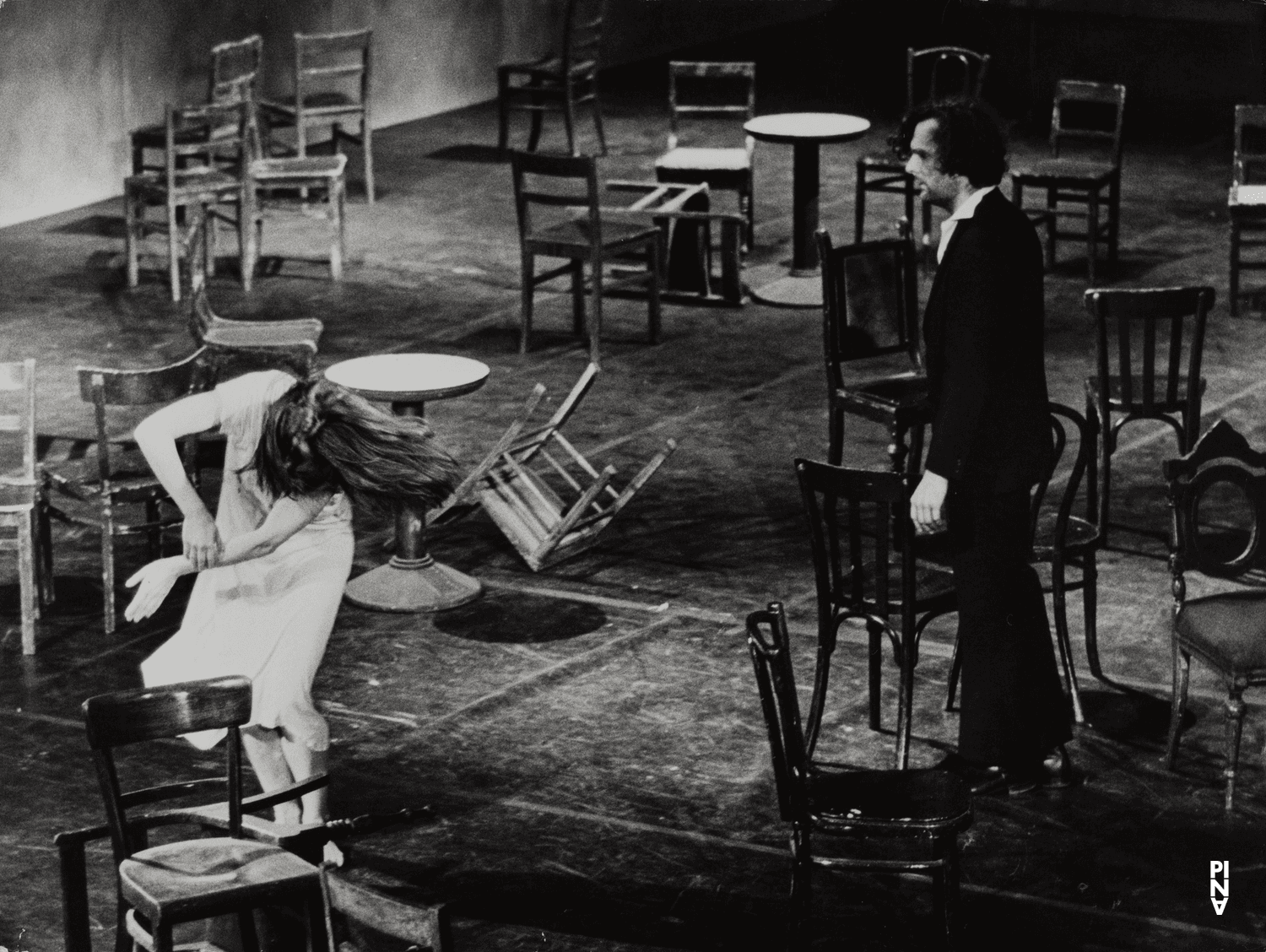 Rolf Borzik et Malou Airaudo dans « Café Müller » de Pina Bausch