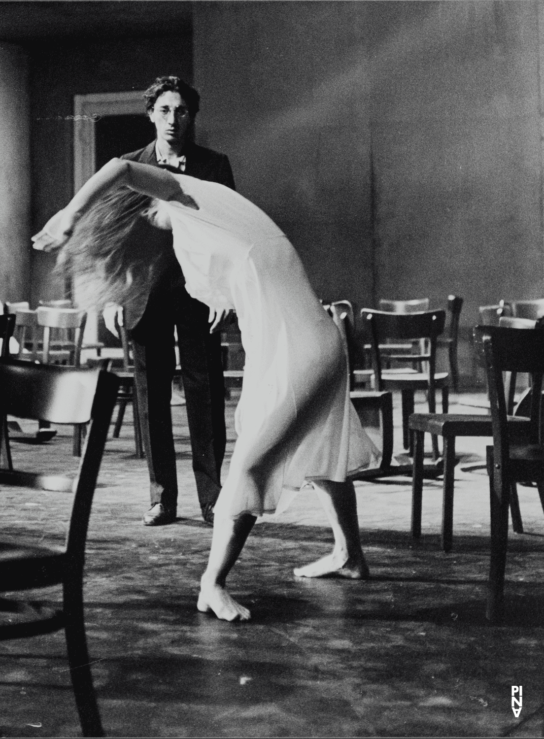 Malou Airaudo und Jean Laurent Sasportes in „Café Müller“ von Pina Bausch