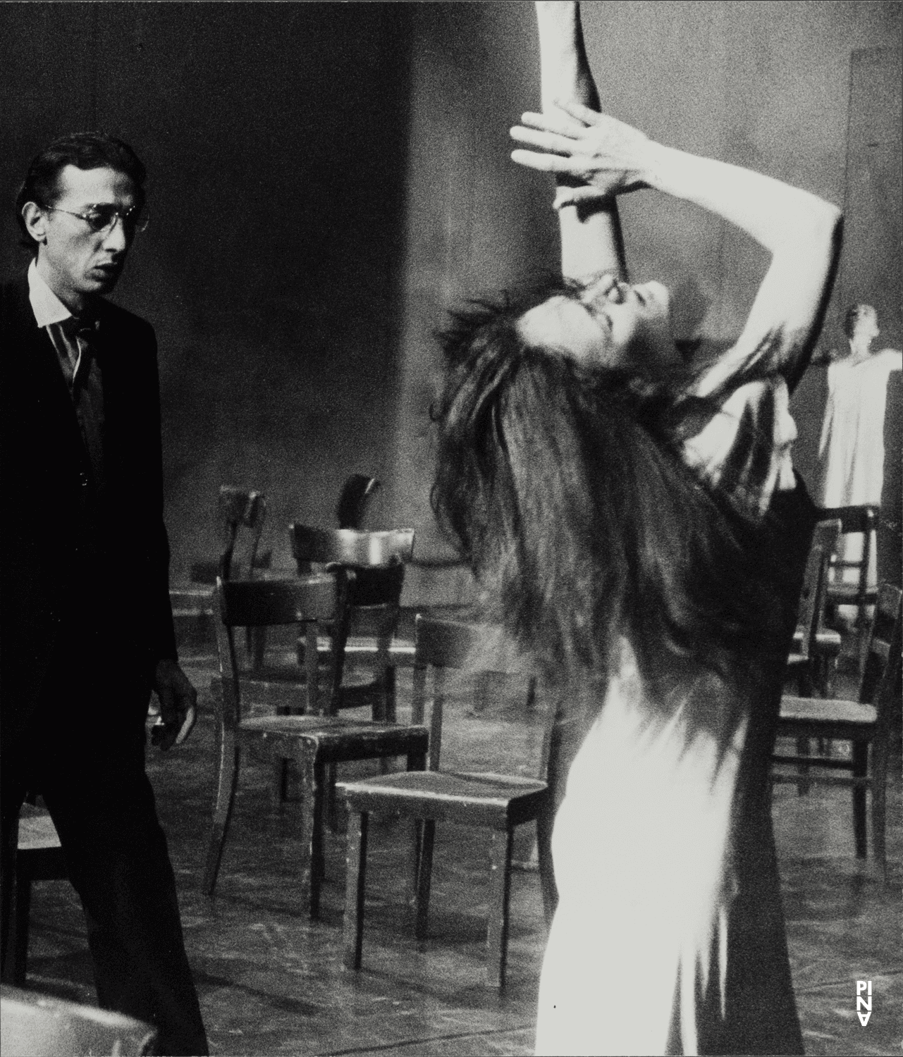 Malou Airaudo und Jean Laurent Sasportes in „Café Müller“ von Pina Bausch