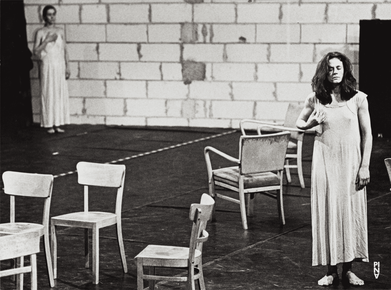 Malou Airaudo et Pina Bausch dans « Café Müller » de Pina Bausch