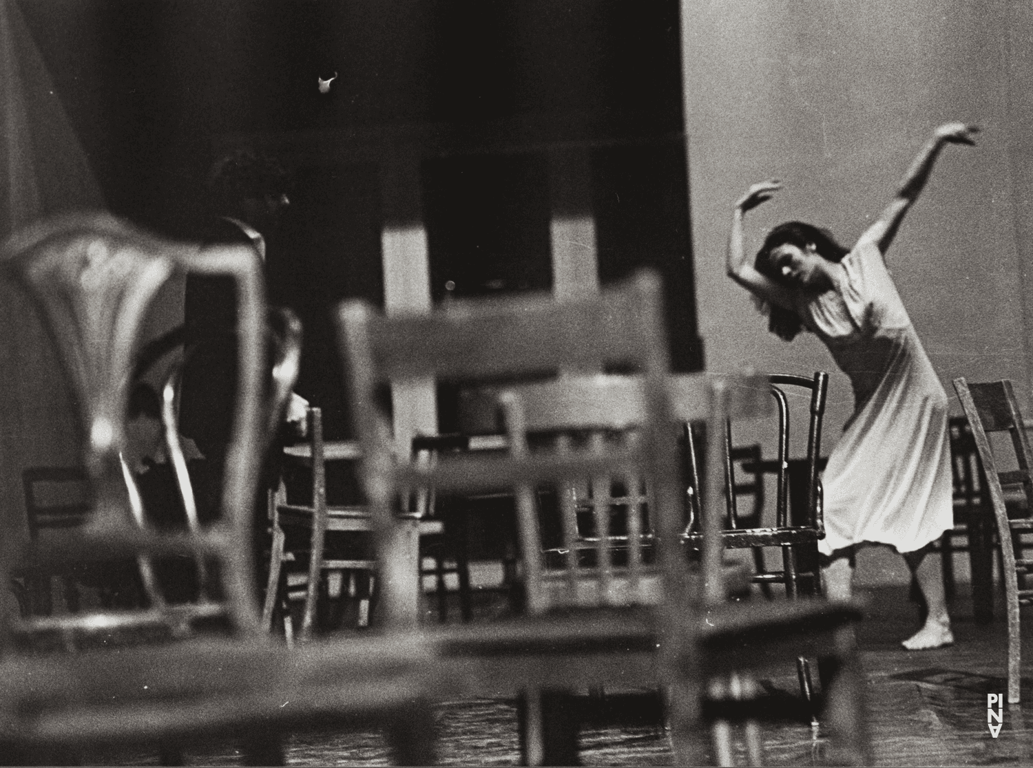 Malou Airaudo dans « Café Müller » de Pina Bausch