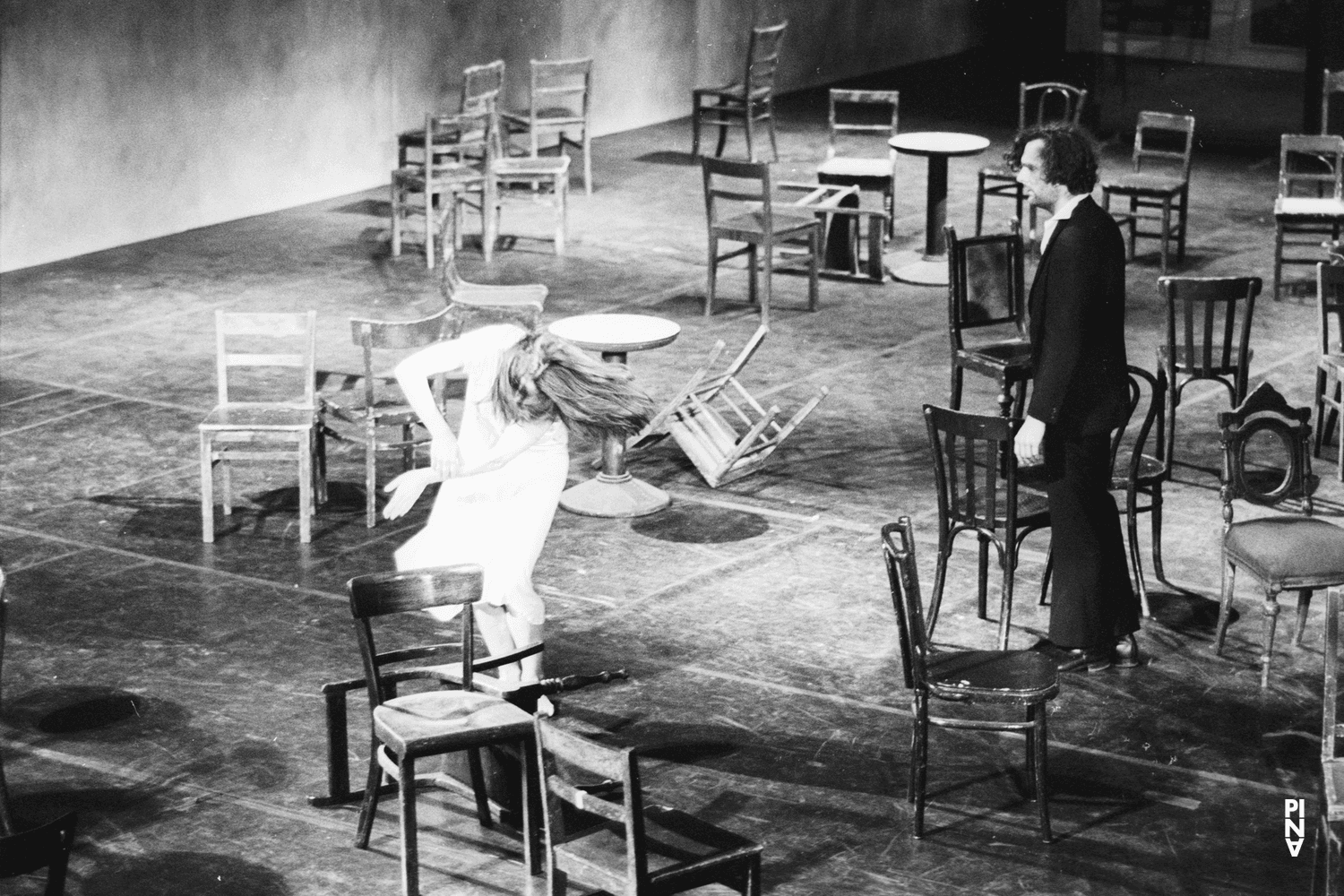 Rolf Borzik und Malou Airaudo in „Café Müller“ von Pina Bausch