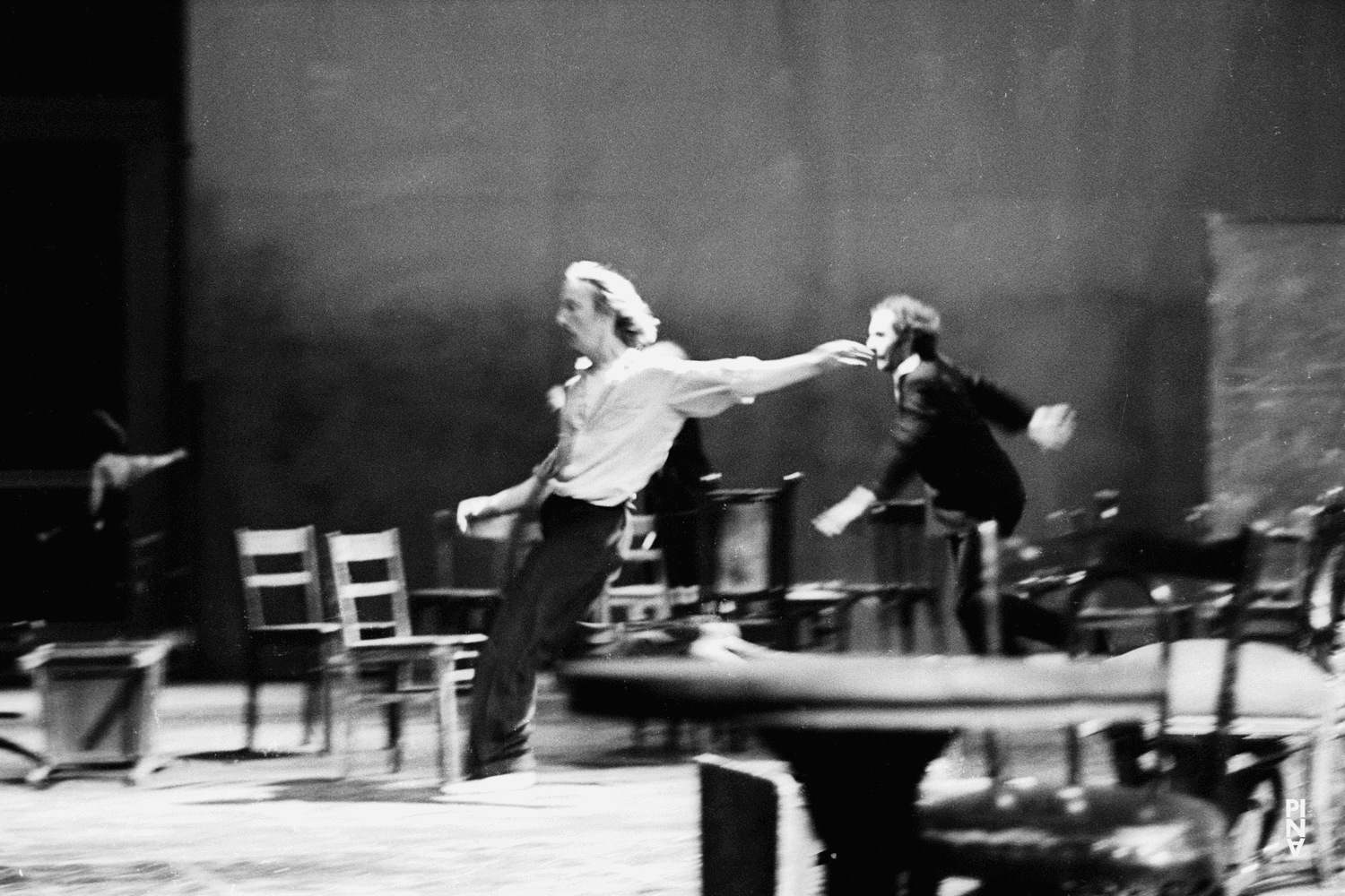 Dominique Mercy et Rolf Borzik dans « Café Müller » de Pina Bausch