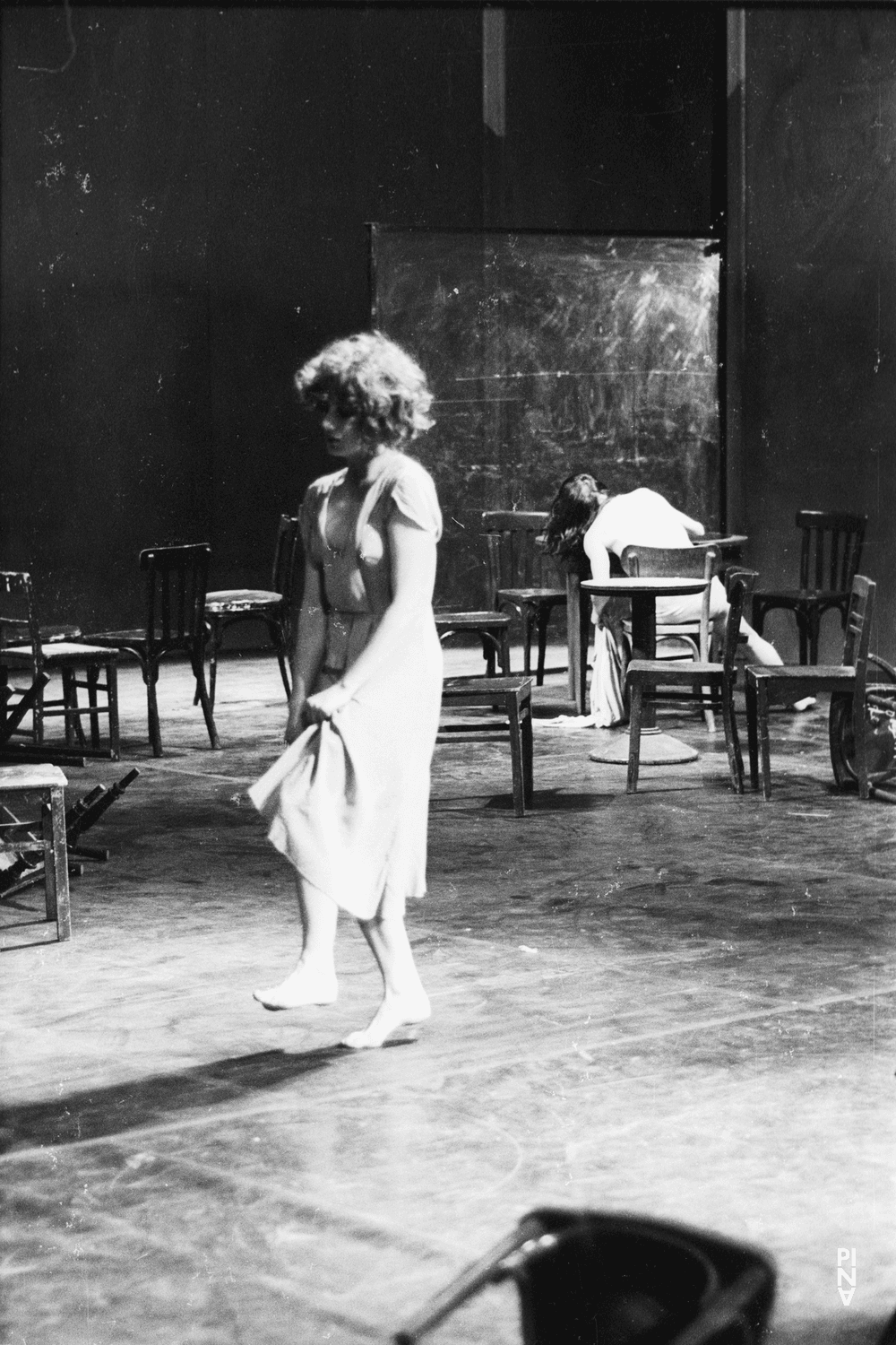 Meryl Tankard und Malou Airaudo in „Café Müller“ von Pina Bausch