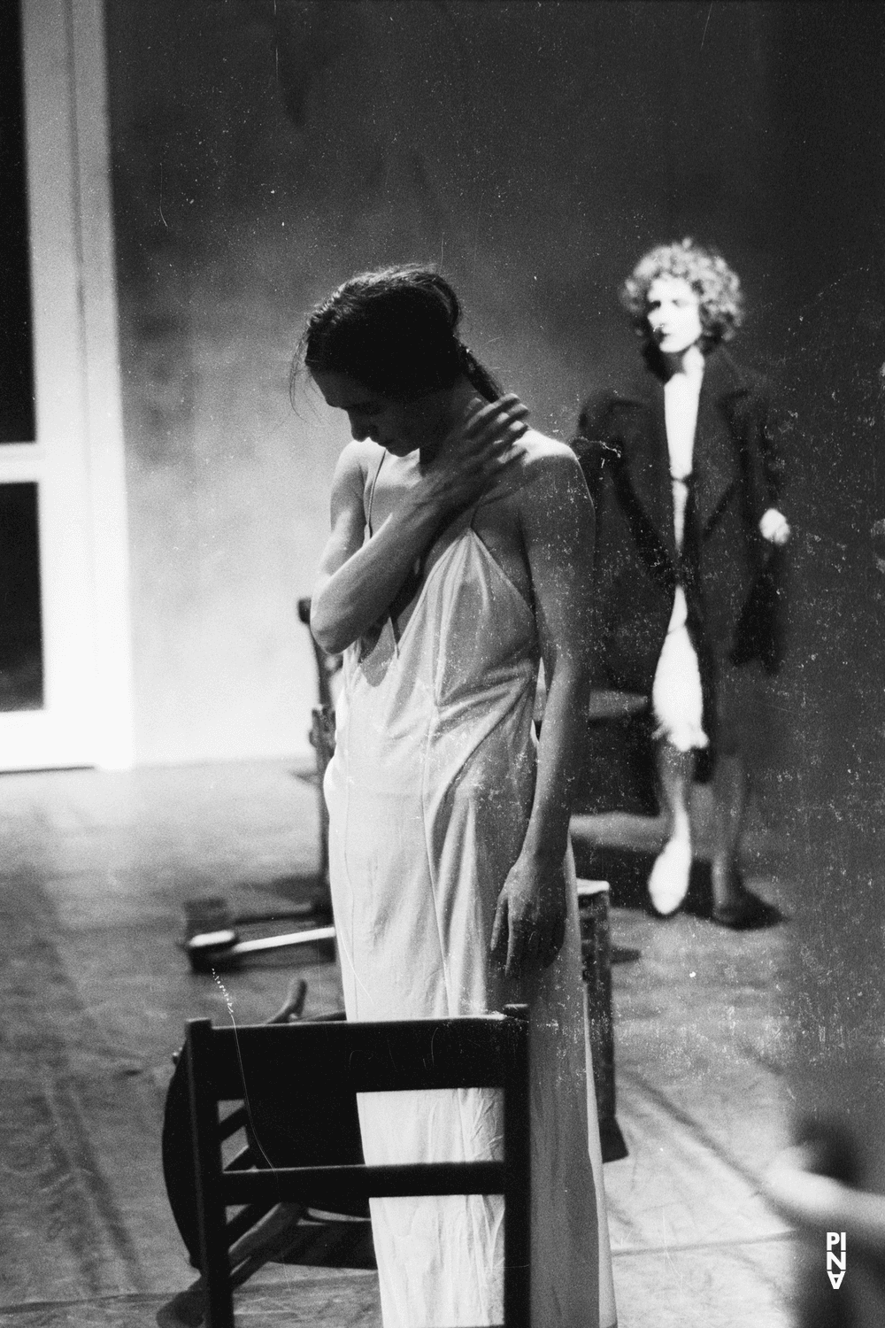 Pina Bausch et Meryl Tankard dans « Café Müller » de Pina Bausch