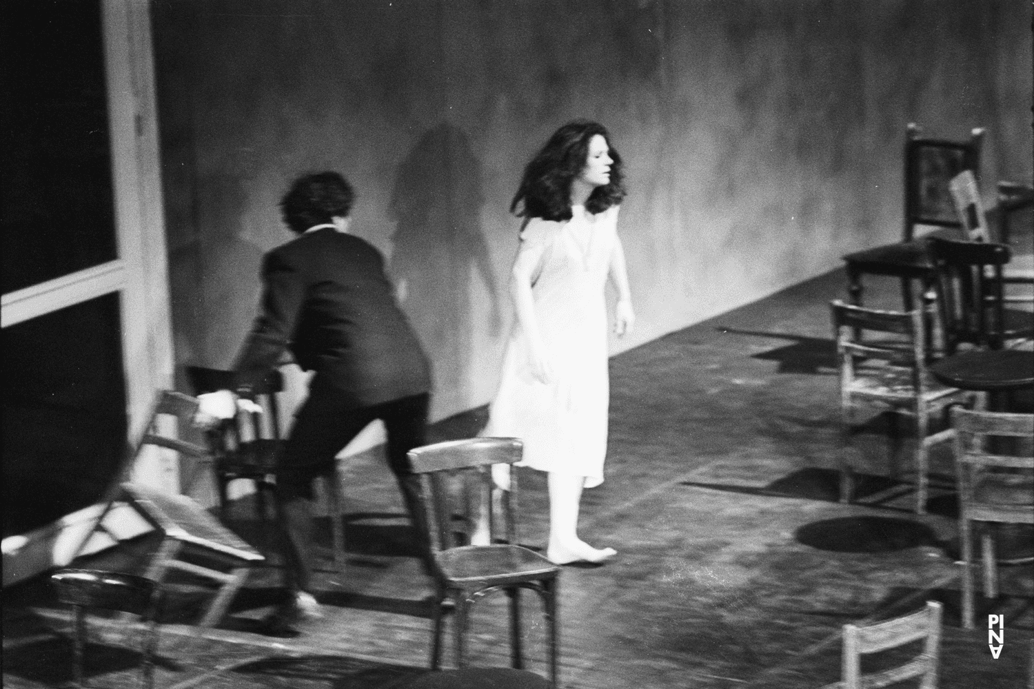 Rolf Borzik und Malou Airaudo in „Café Müller“ von Pina Bausch