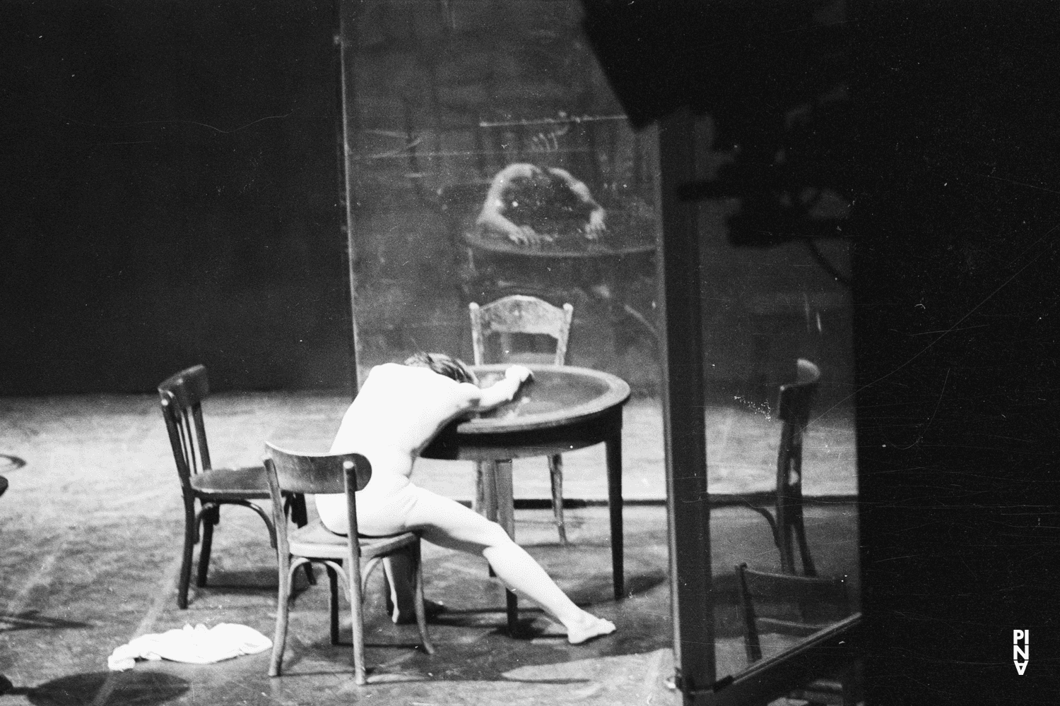 Malou Airaudo in „Café Müller“ von Pina Bausch