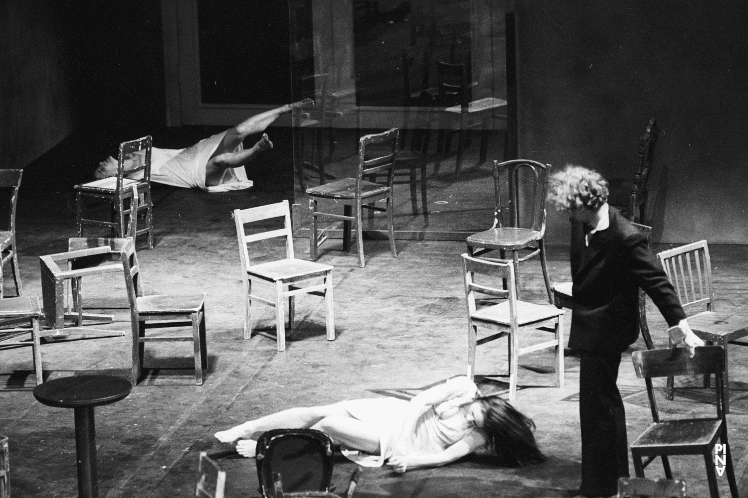 Rolf Borzik, Malou Airaudo und Pina Bausch in „Café Müller“ von Pina Bausch