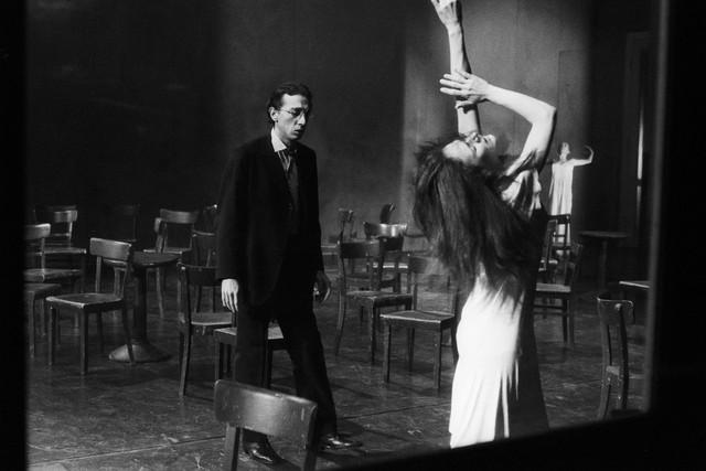 Malou Airaudo, Jean Laurent Sasportes und Pina Bausch in „Café Müller“ von Pina Bausch