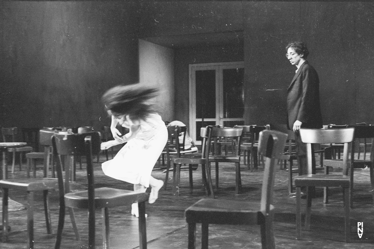 Malou Airaudo, Jean Laurent Sasportes et Anne Martin dans « Café Müller » de Pina Bausch