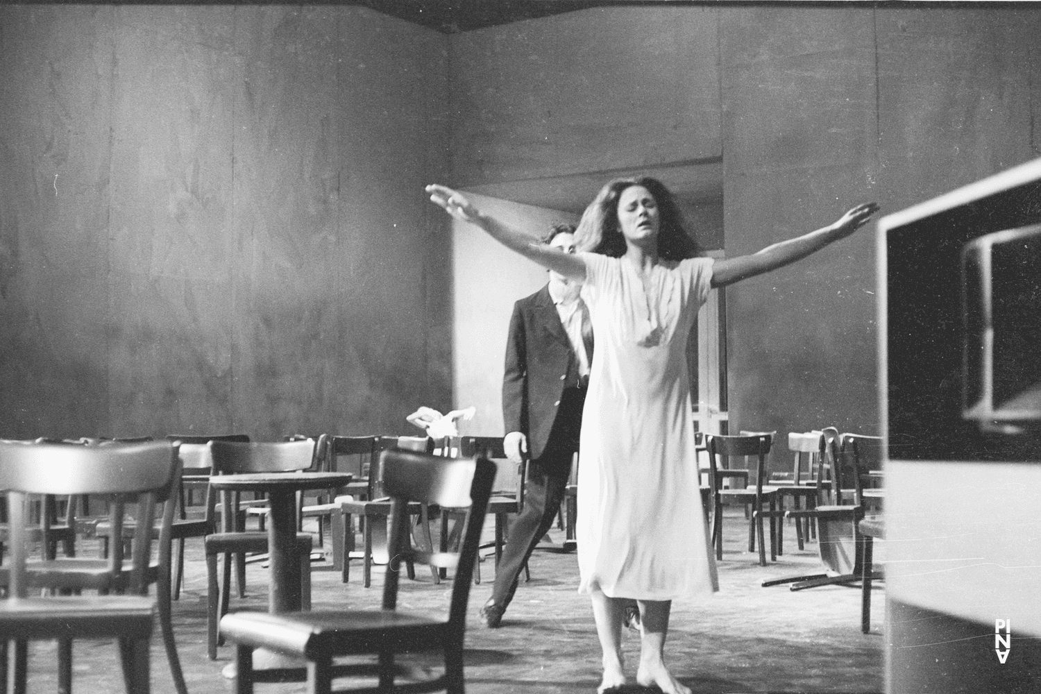 Malou Airaudo, Jean Laurent Sasportes und Anne Martin in „Café Müller“ von Pina Bausch