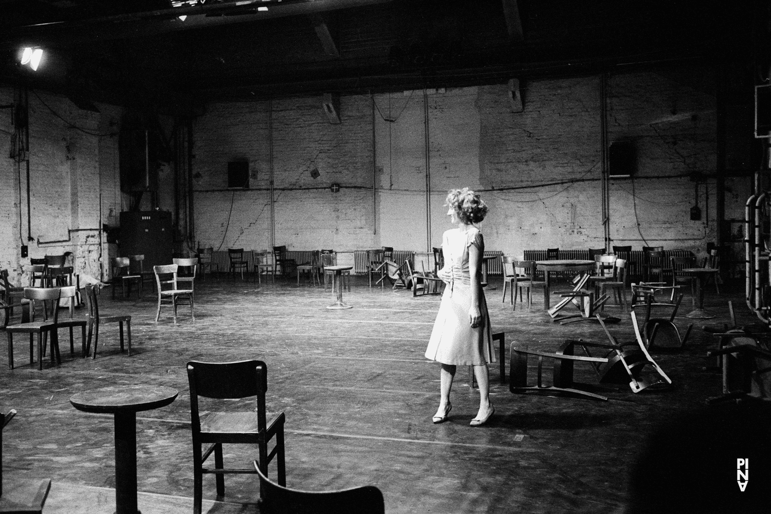 Nazareth Panadero et Pina Bausch dans « Café Müller » de Pina Bausch à Kampnagelfabrik Hamburg, saison 1984/85