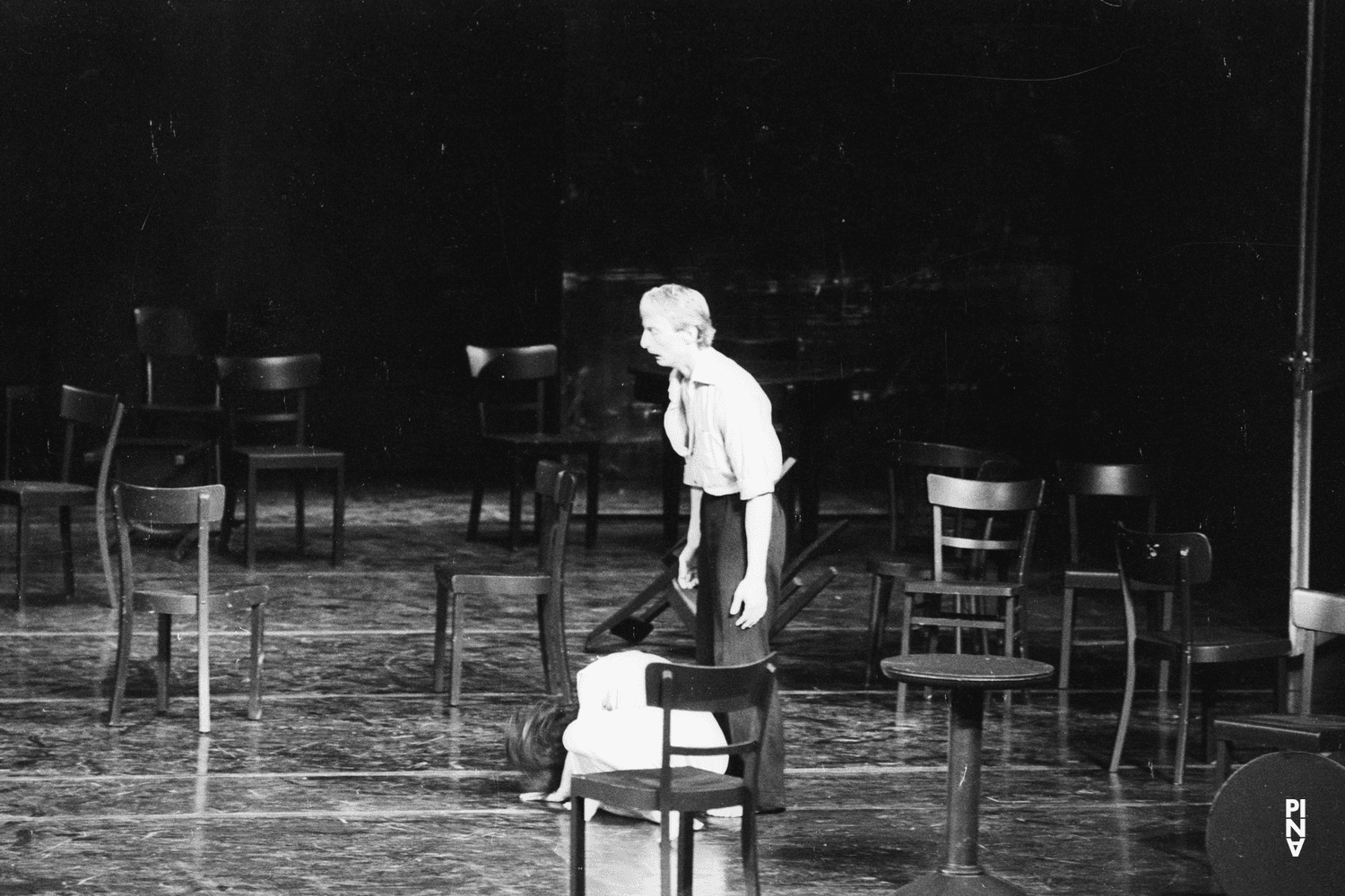 Dominique Mercy und Beatrice Libonati in „Café Müller“ von Pina Bausch