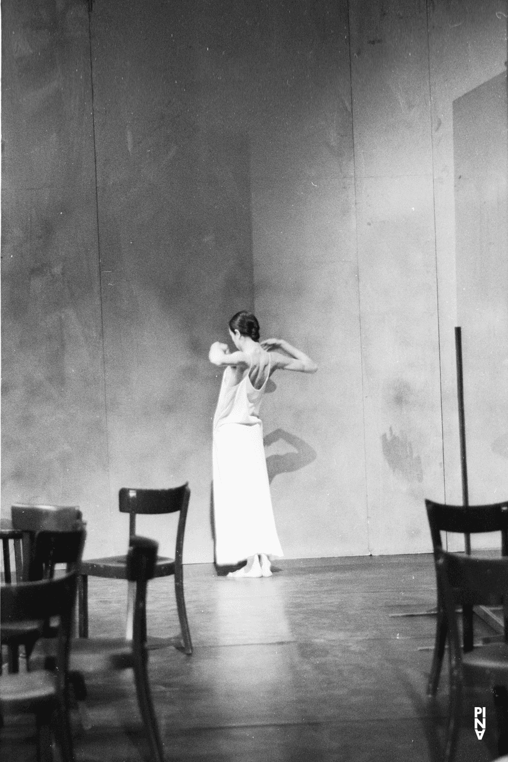 Anne Martin dans « Café Müller » de Pina Bausch