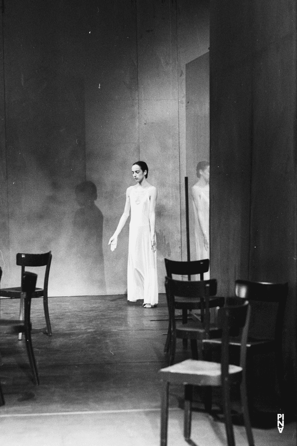 Anne Martin dans « Café Müller » de Pina Bausch