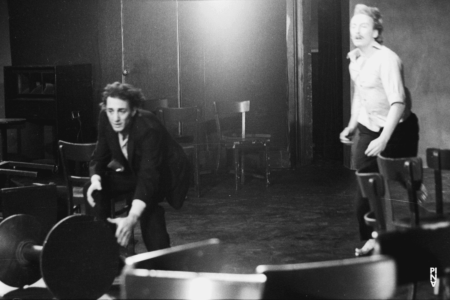 Dominique Mercy und Jean Laurent Sasportes in „Café Müller“ von Pina Bausch