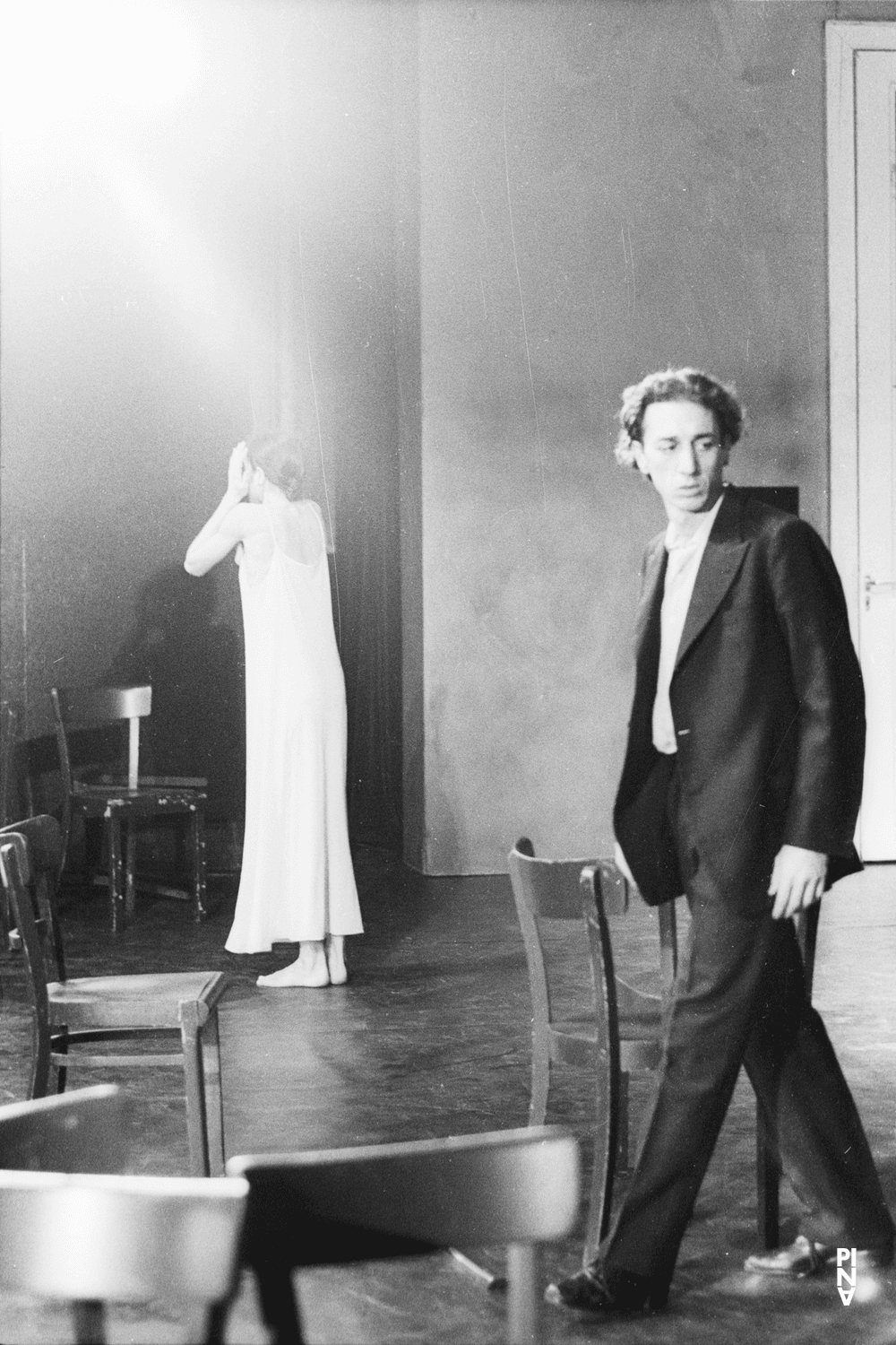 Anne Martin et Jean Laurent Sasportes dans « Café Müller » de Pina Bausch