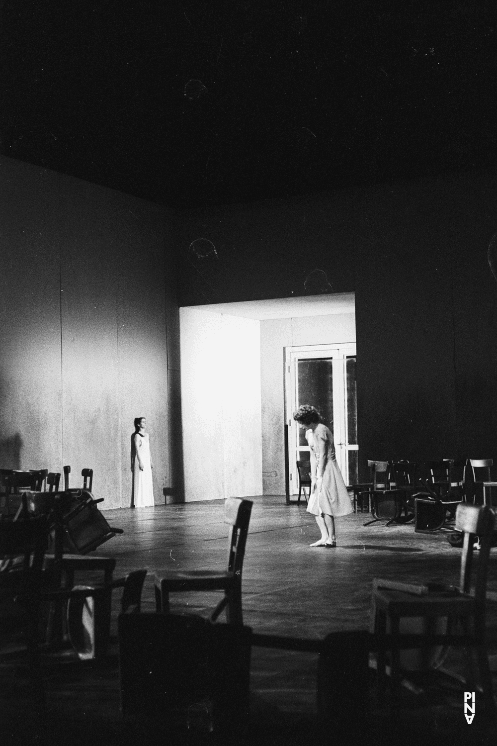 Finola Cronin et Pina Bausch dans « Café Müller » de Pina Bausch