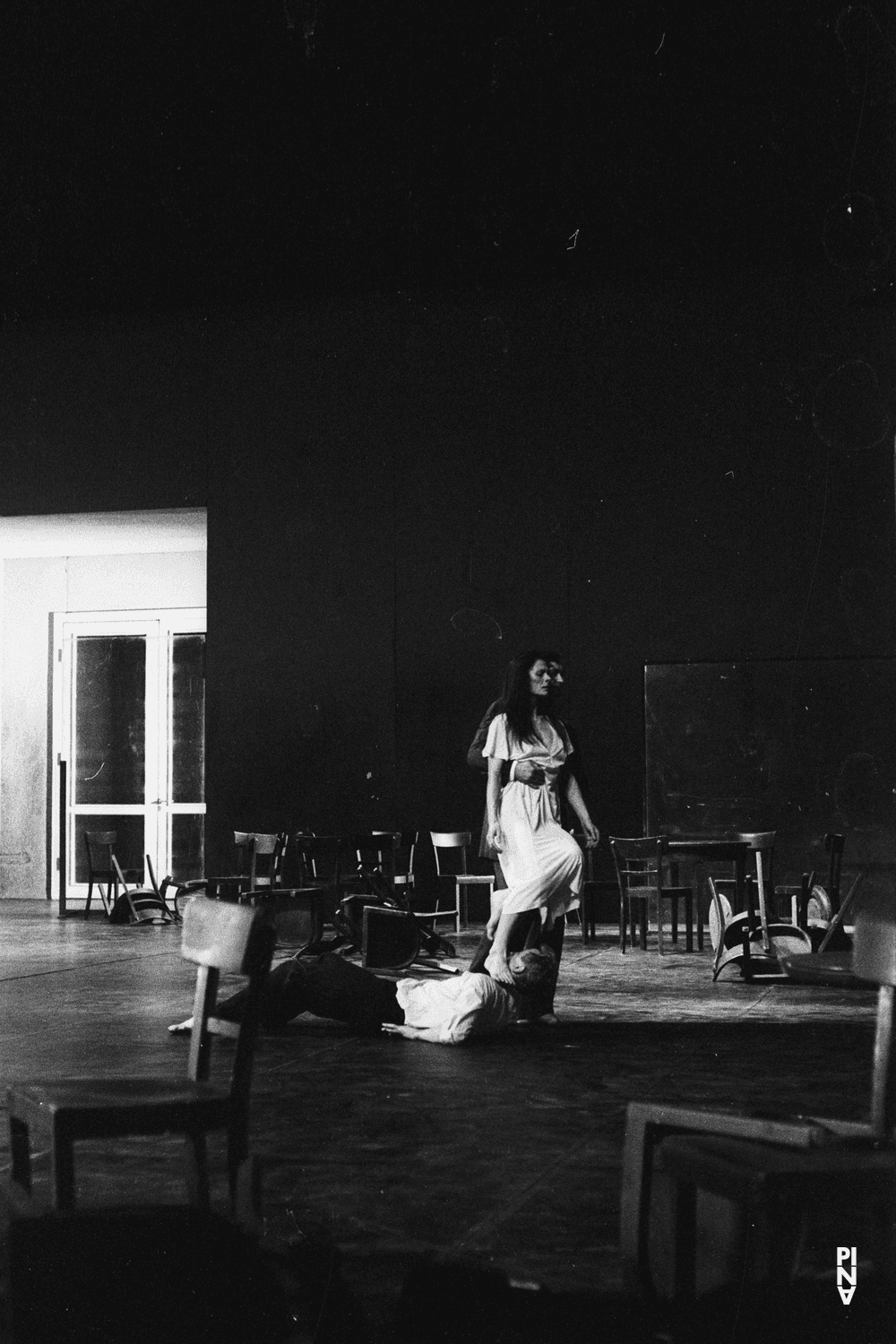 Dominique Mercy, Malou Airaudo et Jan Minařík dans « Café Müller » de Pina Bausch