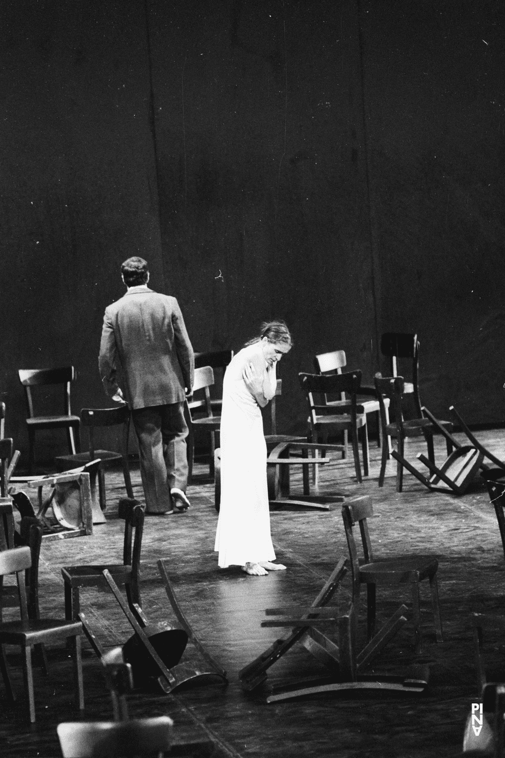 Pina Bausch und Jan Minařík in „Café Müller“ von Pina Bausch