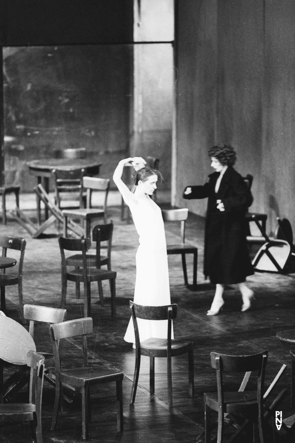 Finola Cronin und Pina Bausch in „Café Müller“ von Pina Bausch