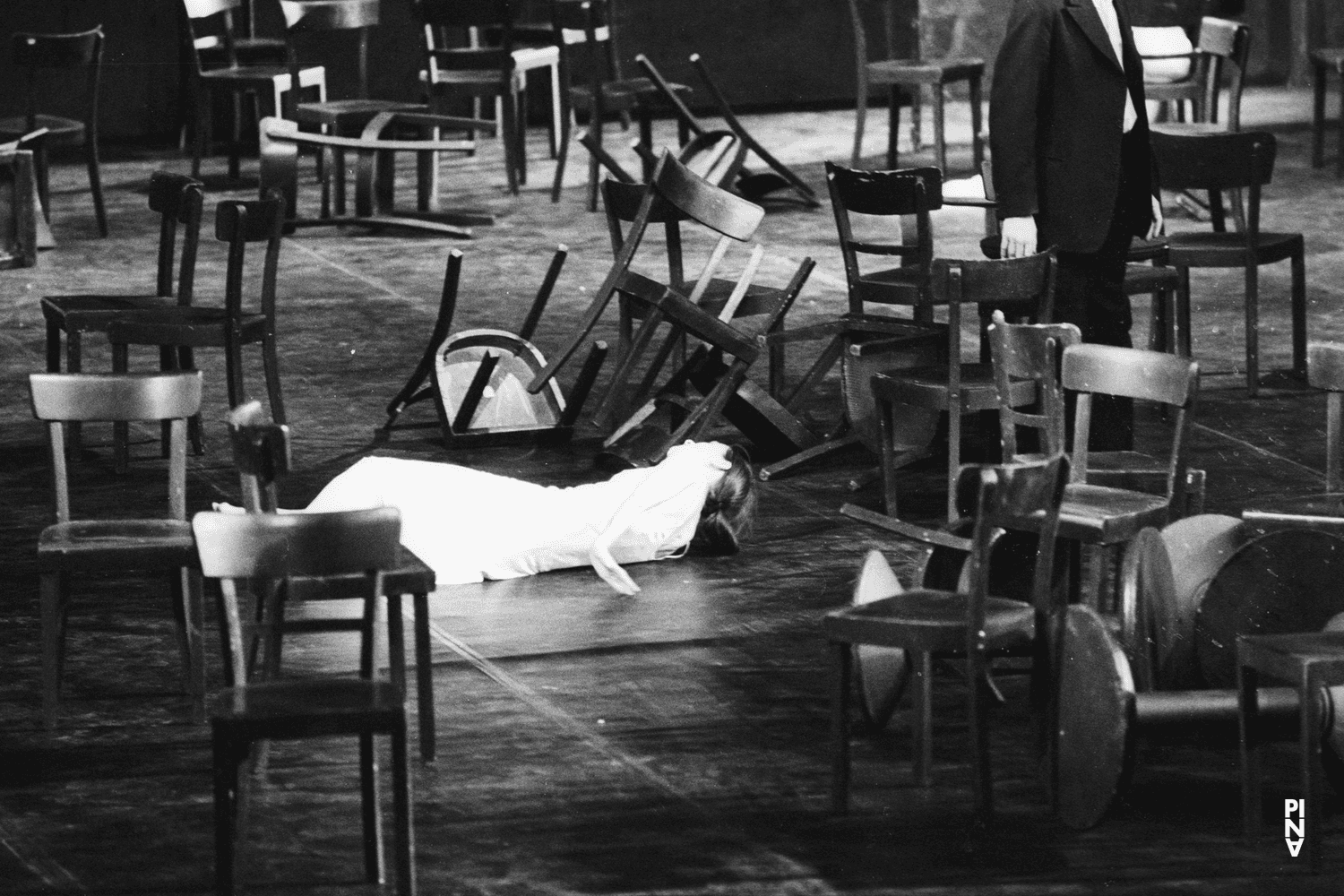 Pina Bausch und Jean Laurent Sasportes in „Café Müller“ von Pina Bausch