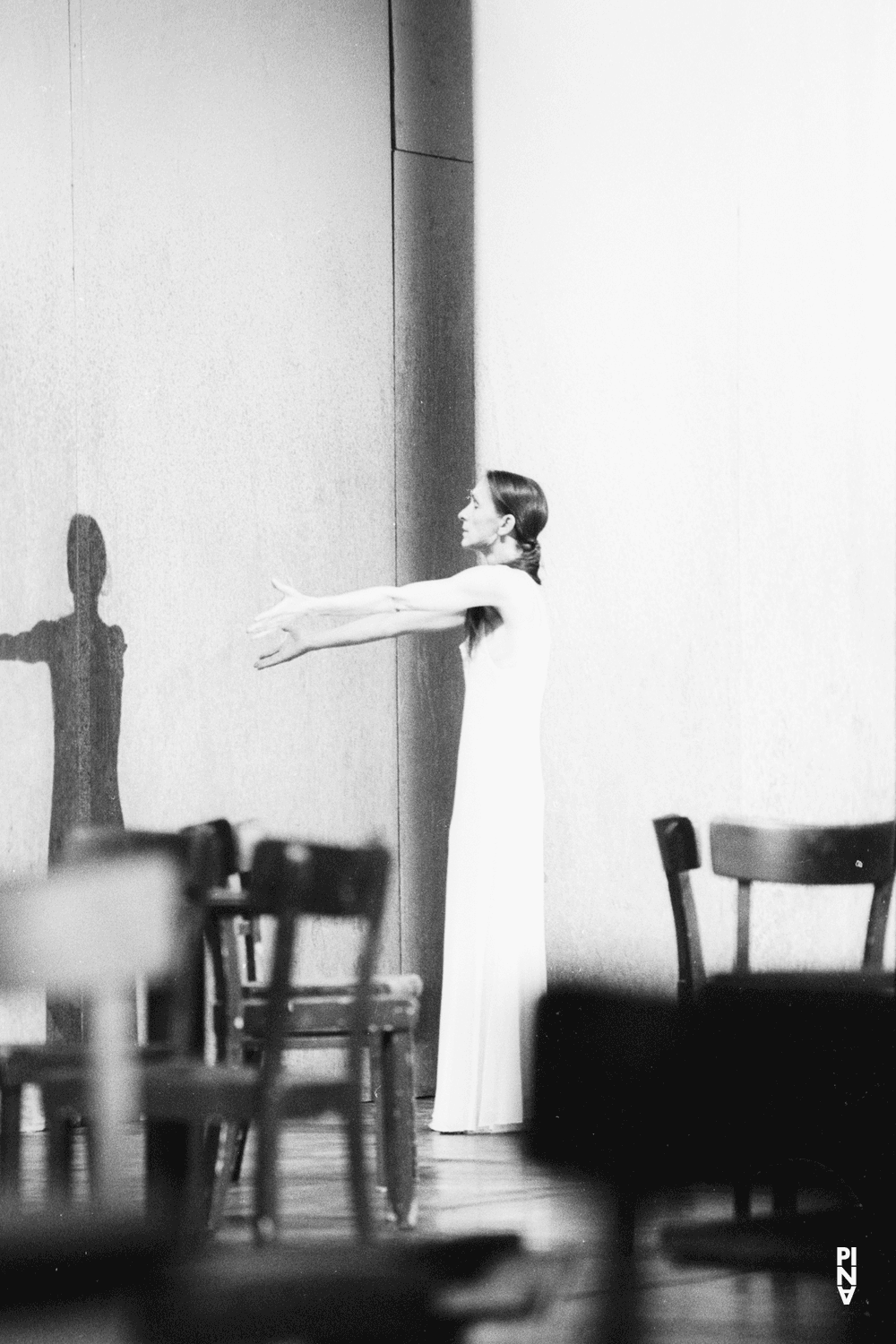 Pina Bausch in „Café Müller“ von Pina Bausch