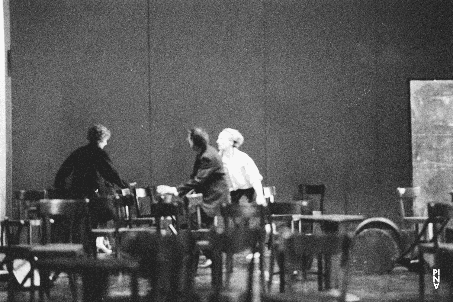 Nazareth Panadero, Dominique Mercy et Jean Laurent Sasportes dans « Café Müller » de Pina Bausch