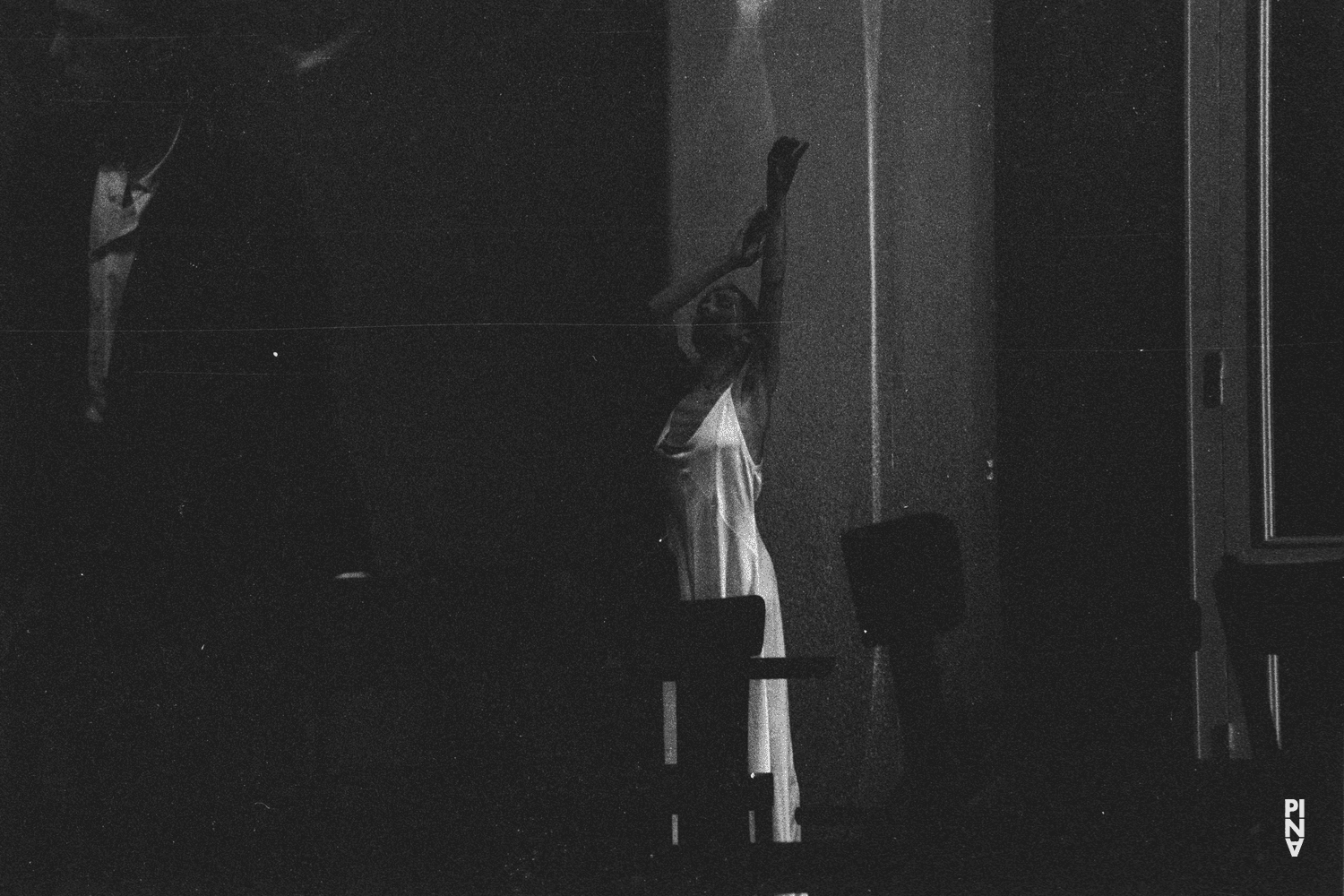 Jean Laurent Sasportes und Pina Bausch in „Café Müller“ von Pina Bausch