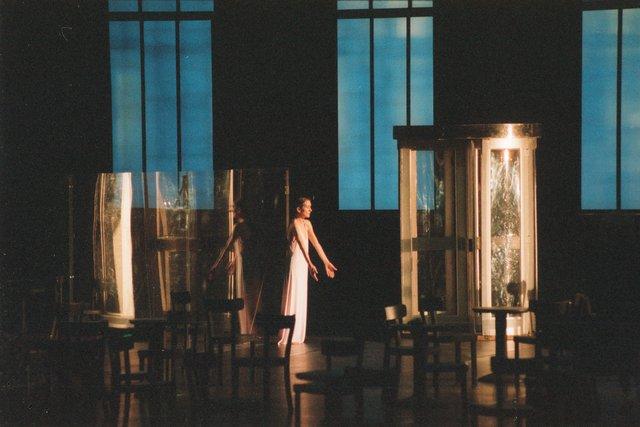 Pina Bausch in „Café Müller“ von Pina Bausch in der Jahrhunderthalle Bochum, Spielzeit 2002/03