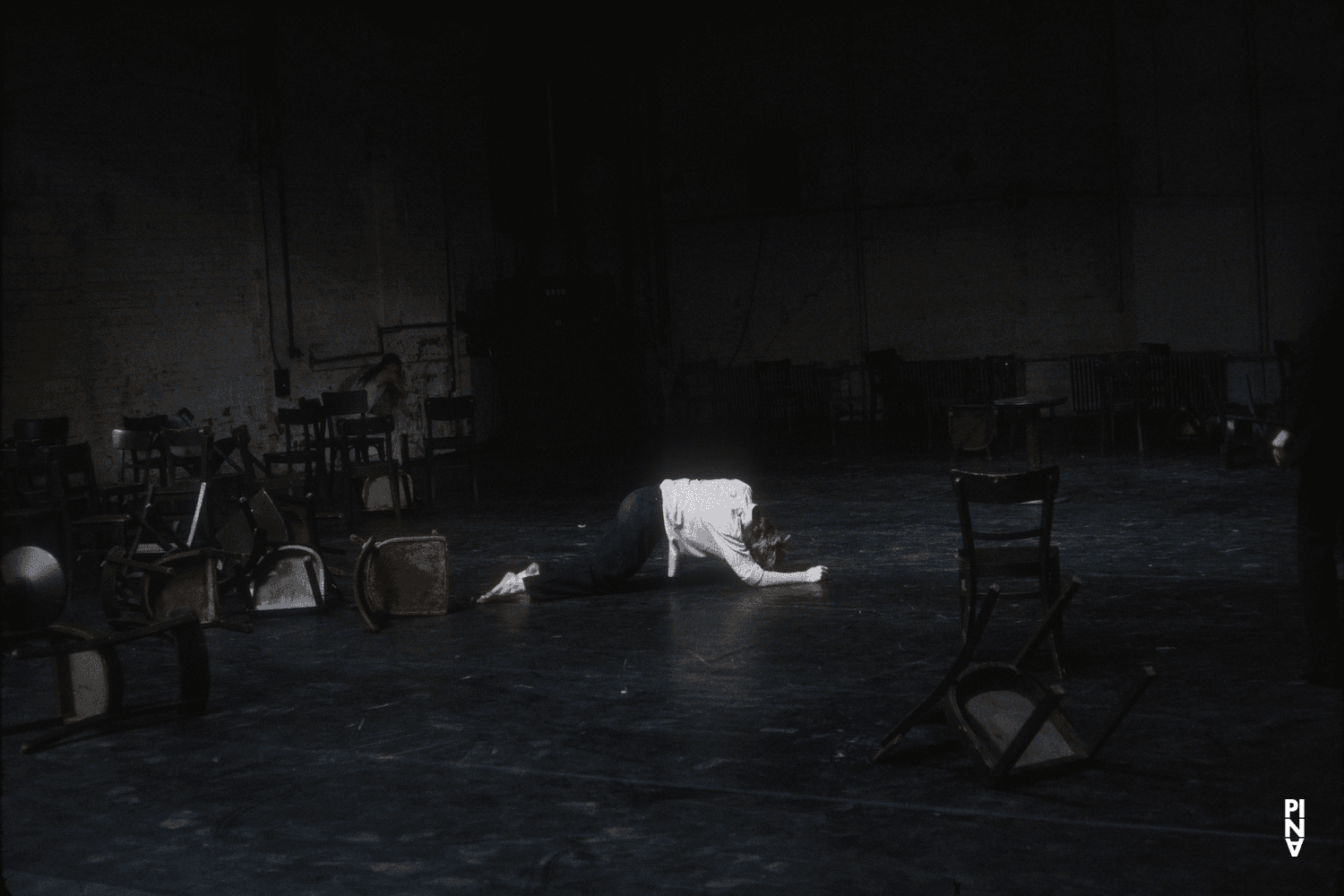 Dominique Mercy und Pina Bausch in „Café Müller“ von Pina Bausch in der Kampnagelfabrik Hamburg