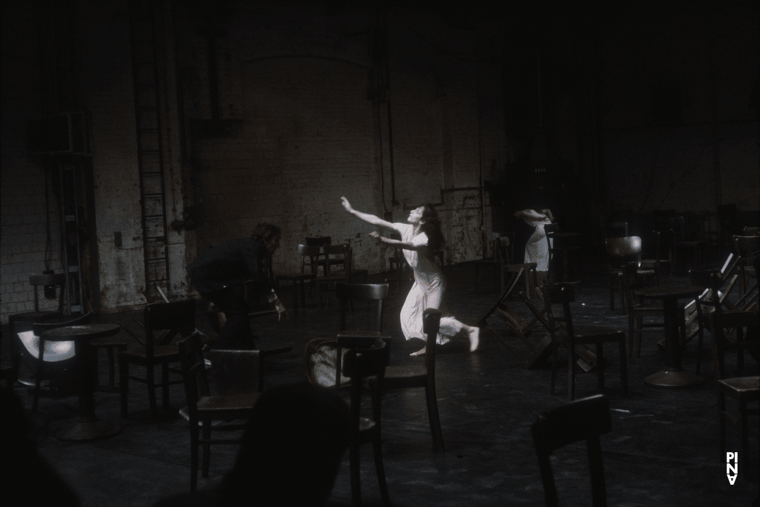 Jean Laurent Sasportes, Beatrice Libonati et Pina Bausch dans « Café Müller » de Pina Bausch à Kampnagelfabrik Hamburg