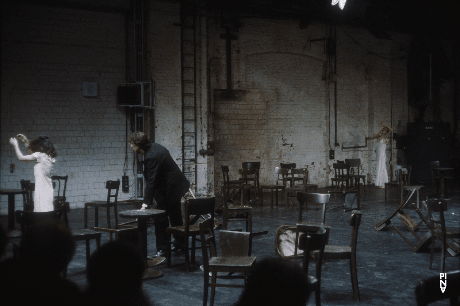 Beatrice Libonati, Jean Laurent Sasportes et Pina Bausch dans « Café Müller » de Pina Bausch à Kampnagelfabrik Hamburg, saison 1984/85