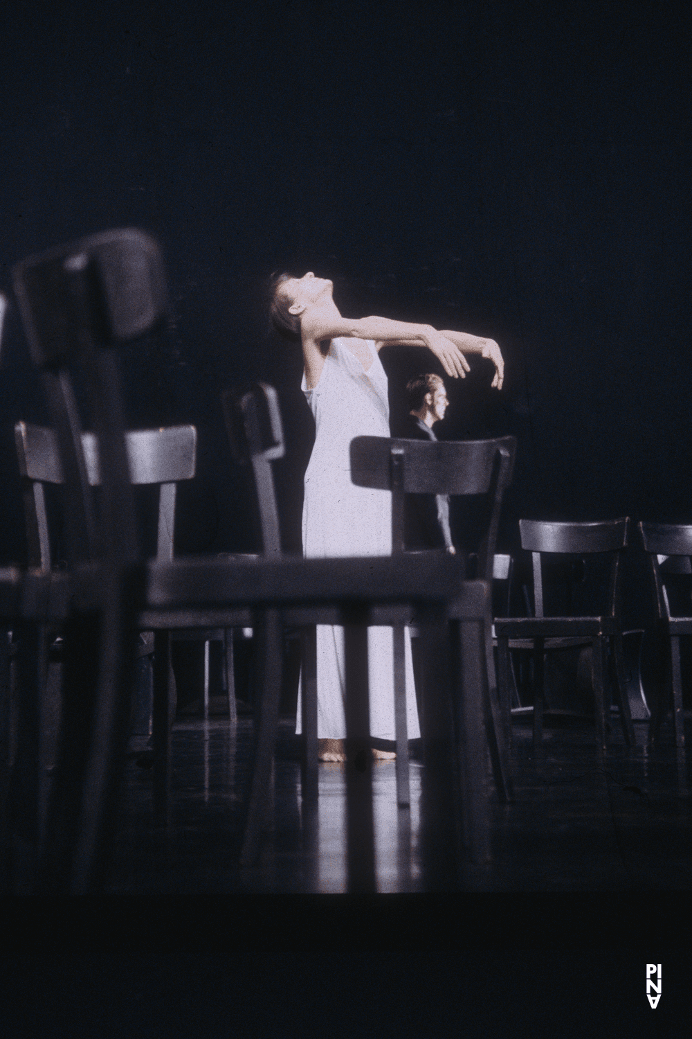 Pina Bausch und Michael Strecker in „Café Müller“ von Pina Bausch