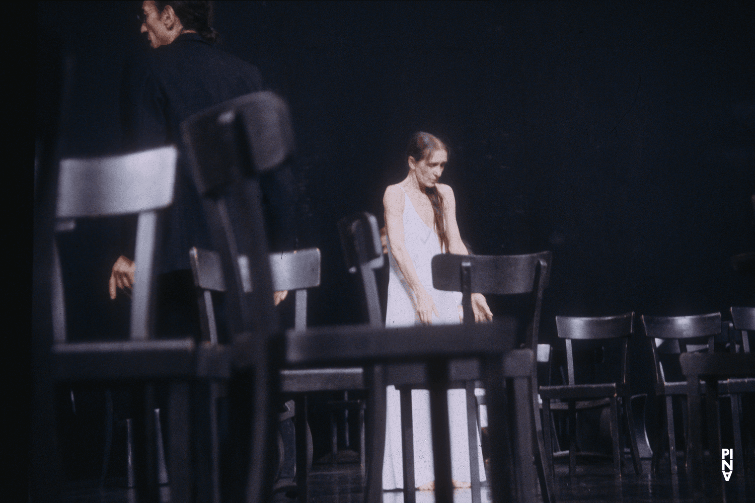 Jean Laurent Sasportes et Pina Bausch dans « Café Müller » de Pina Bausch