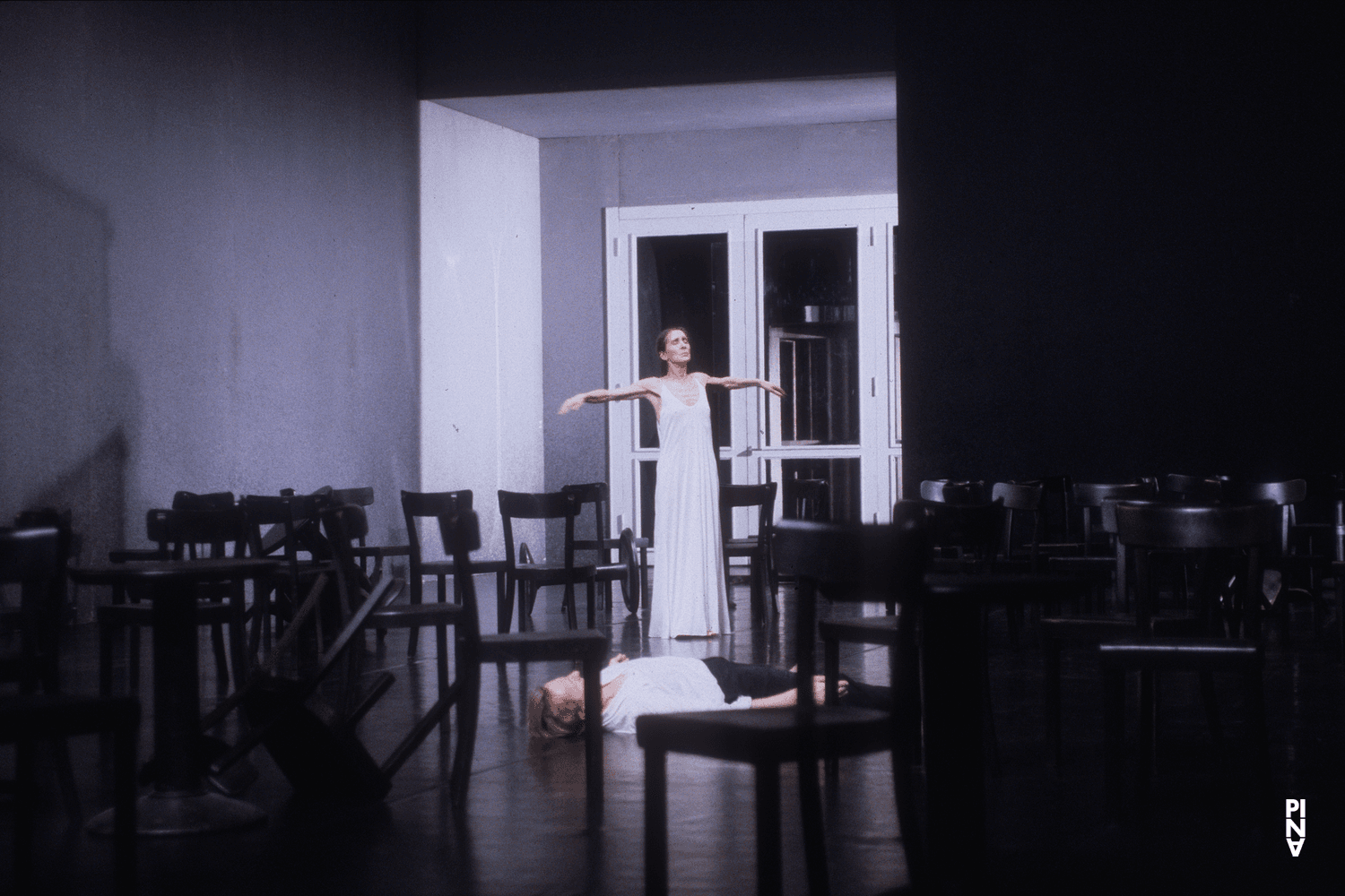 Dominique Mercy und Pina Bausch in „Café Müller“ von Pina Bausch