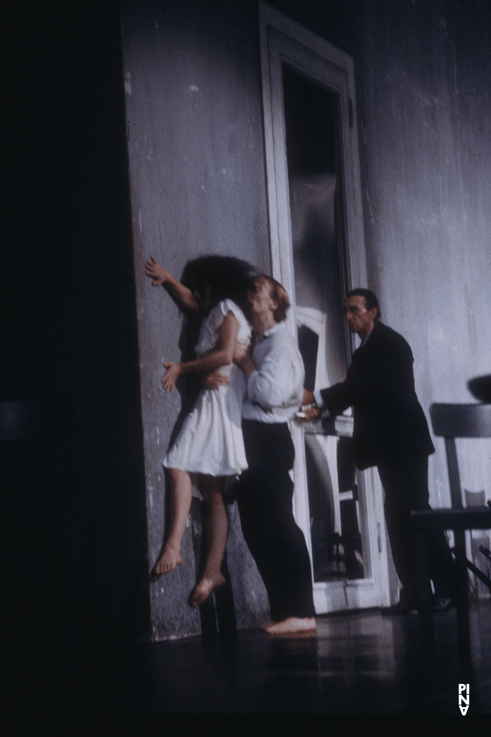 Dominique Mercy, Aida Vainieri et Jean Laurent Sasportes dans « Café Müller » de Pina Bausch