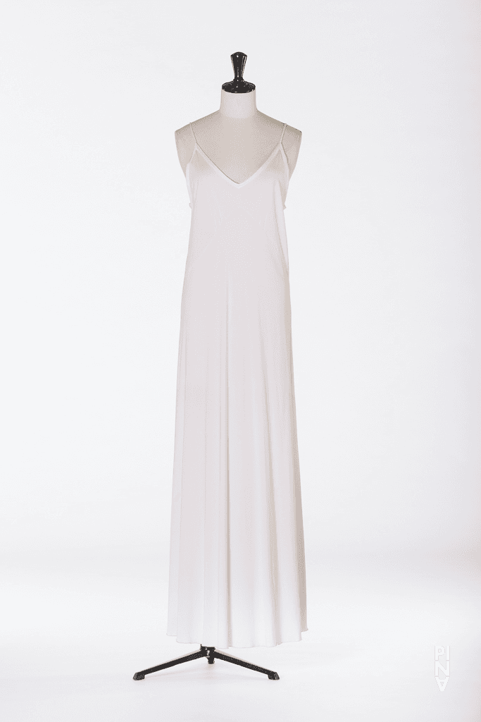 Langes Kleid, getragen in „Café Müller“ von Pina Bausch
