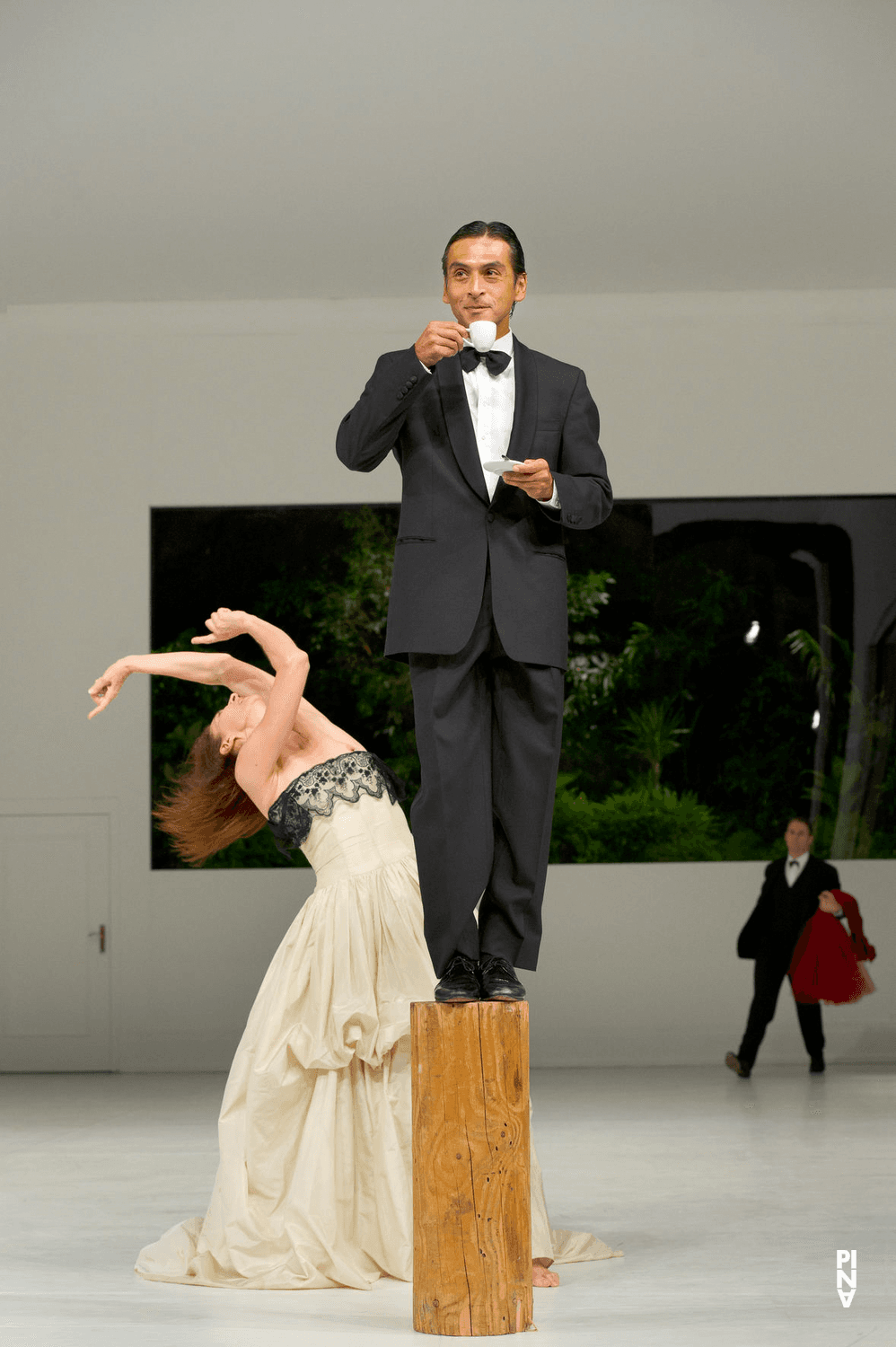 Eddie Martinez et Héléna Pikon dans « Two Cigarettes in the Dark » de Pina Bausch avec Tanztheater Wuppertal à l'Opernhaus Wuppertal (Allemagne), 29 août 2012