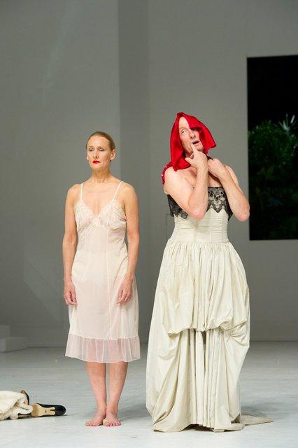 Dominique Mercy und Julie Shanahan in „Two Cigarettes in the Dark“ von Pina Bausch mit Tanztheater Wuppertal im Opernhaus Wuppertal (Deutschland), 29. August 2012