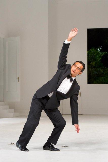 Eddie Martinez in „Two Cigarettes in the Dark“ von Pina Bausch mit Tanztheater Wuppertal im Opernhaus Wuppertal (Deutschland), 29. August 2012